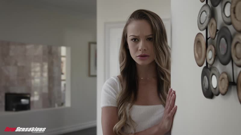 Naomi Swann (Naomi recebe o presente de porra do papai dentro) [2019, creampie, garganta profunda, madrasta, adolescentes, peitos pequenos, 1080p]