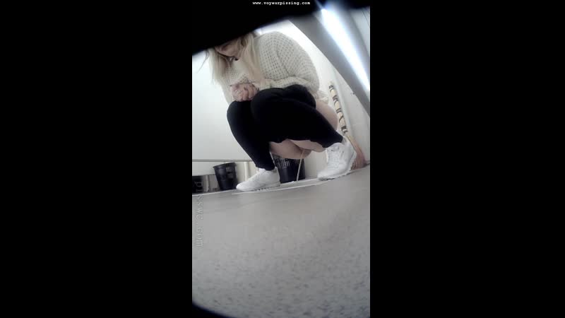 Très jeunes filles lolitas pissent espion collège wc