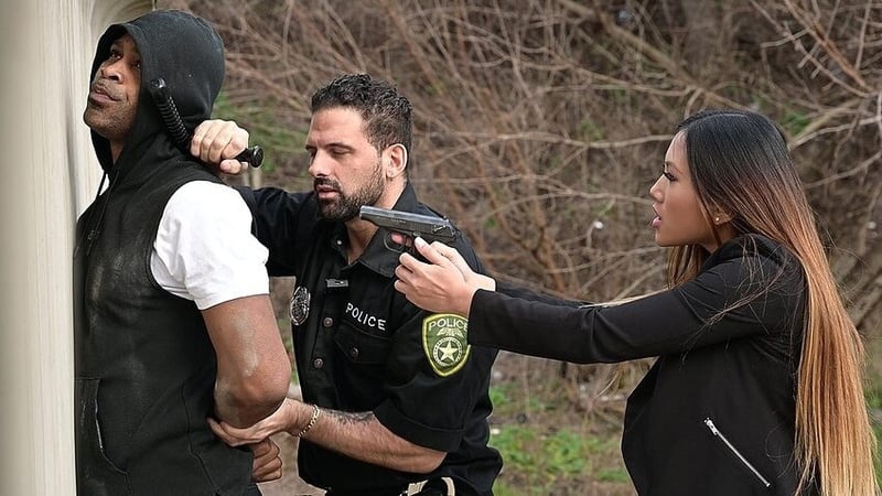 May Thai, un policier provocateur, May Thai aime le porno au commissariat